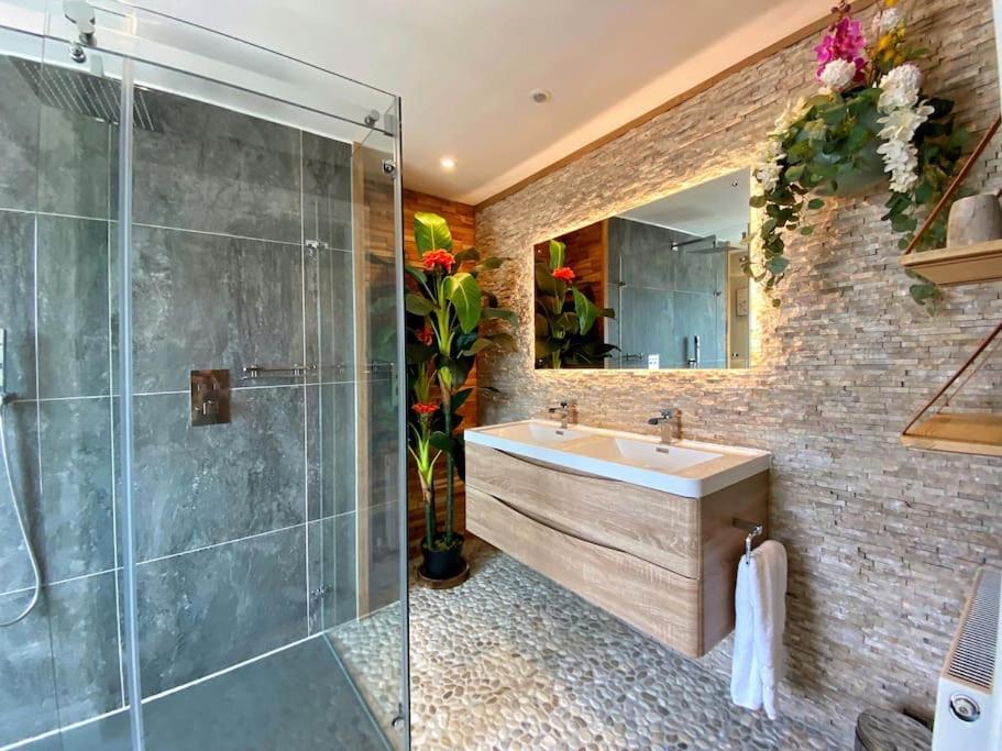Luxury Tree-house With Optional Espa Canterbury